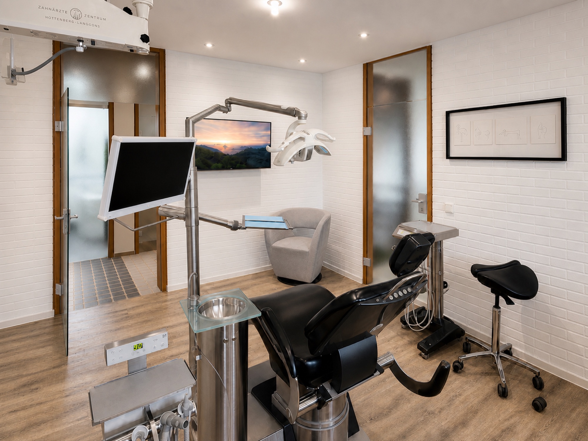 Behandlungszimmer mit schwarzer Behandlungseinheit und warmen Holzdetails